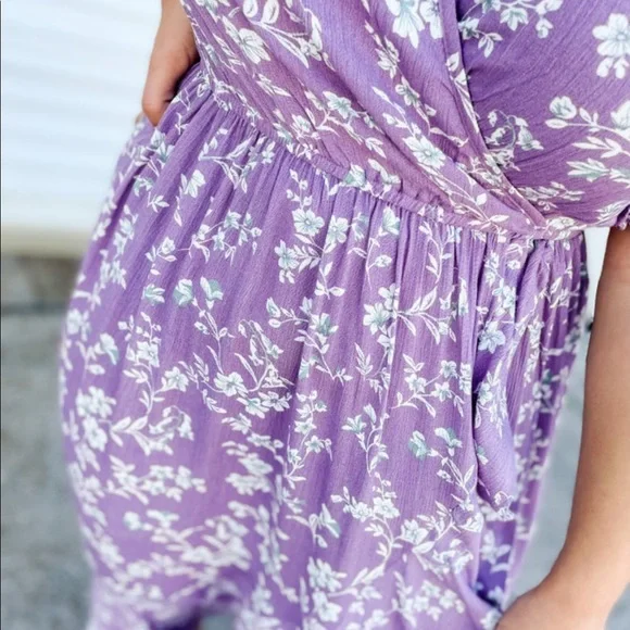 Beautiful lavender woman’s v-neck dress 💜 - Picture 5 of 5
